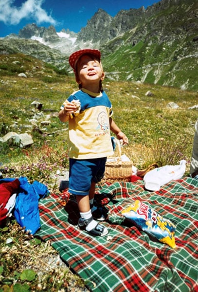 Isabelle Kühni, Schulsozialarbeiterin Schulgemeinde Adelboden als Schulkind beim Lesen