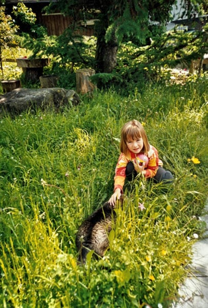 Isabelle Kühni, Schulsozialarbeiterin Schulgemeinde Adelboden als Kind beim telefonieren