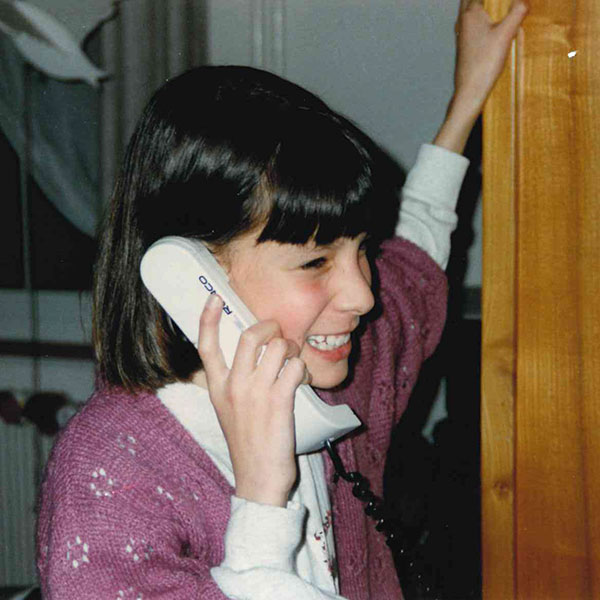 Isabelle Kühni, Schulsozialarbeiterin Schulgemeinde Adelboden als Kind beim telefonieren